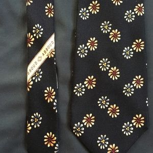 Joseph Abboud tie.
